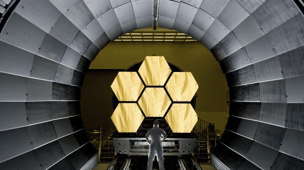 Un científico delante del telescopio James Webb durante su montaje.