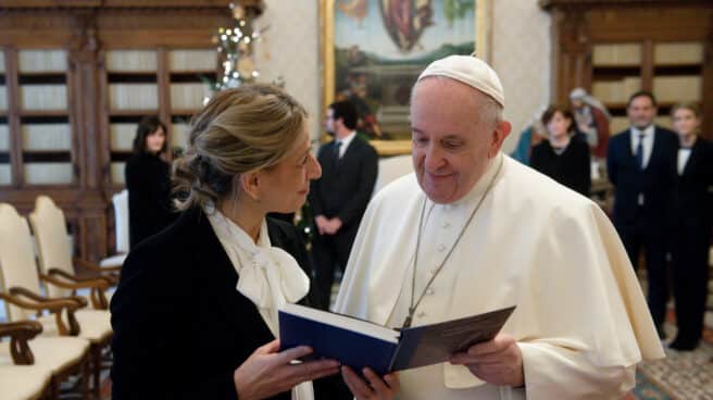 Vox quiere que Yolanda Díaz explique al Congreso por qué usó el Falcon para ver al Papa en el Vaticano La vicepresidenta segunda del Gobierno, Yolanda Díaz, durante su visita al Papa Francisco.