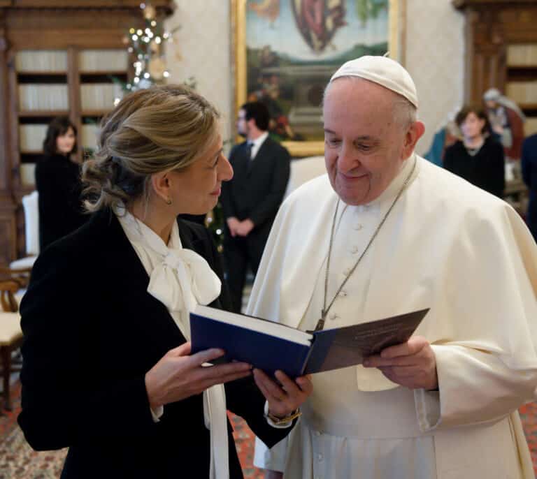 Los dos regalos de Yolanda Díaz al Papa Francisco en su reunión de 40 minutos en el Vaticano