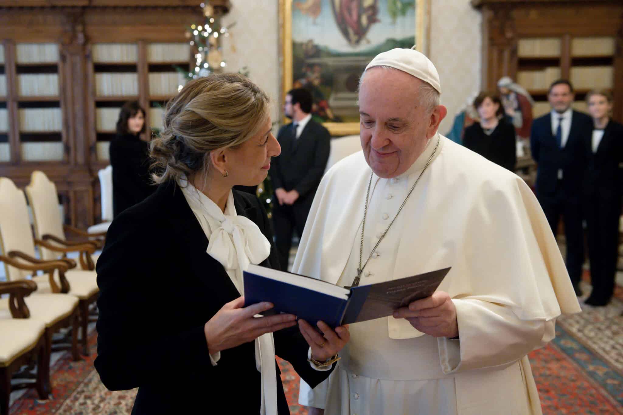 La vicepresidenta segunda del Gobierno, Yolanda Díaz, durante su visita al Papa Francisco.
