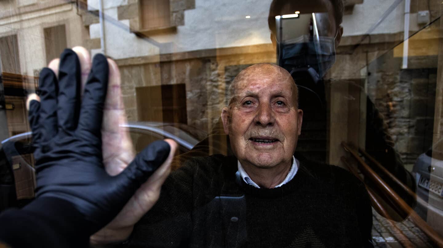 Miguel y Unai, abuelo y nieto de un icono fotográfico de la pandemia