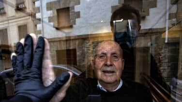 Miguel y Unai, abuelo y nieto de un icono fotográfico de la pandemia
