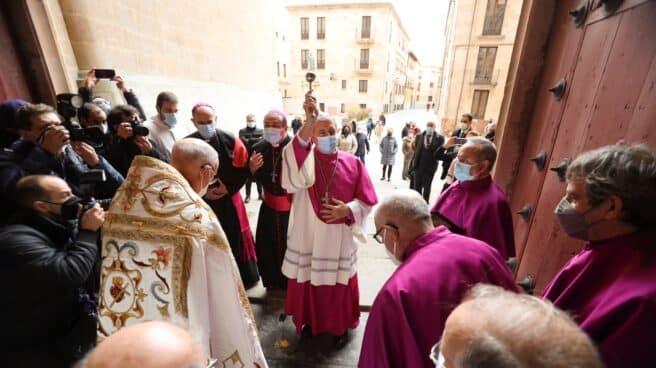 El nuevo obispo de la Diócesis de Salamanca, Monseñor José Luis Retana (c), toma posesión este domingo en la Catedral Nueva