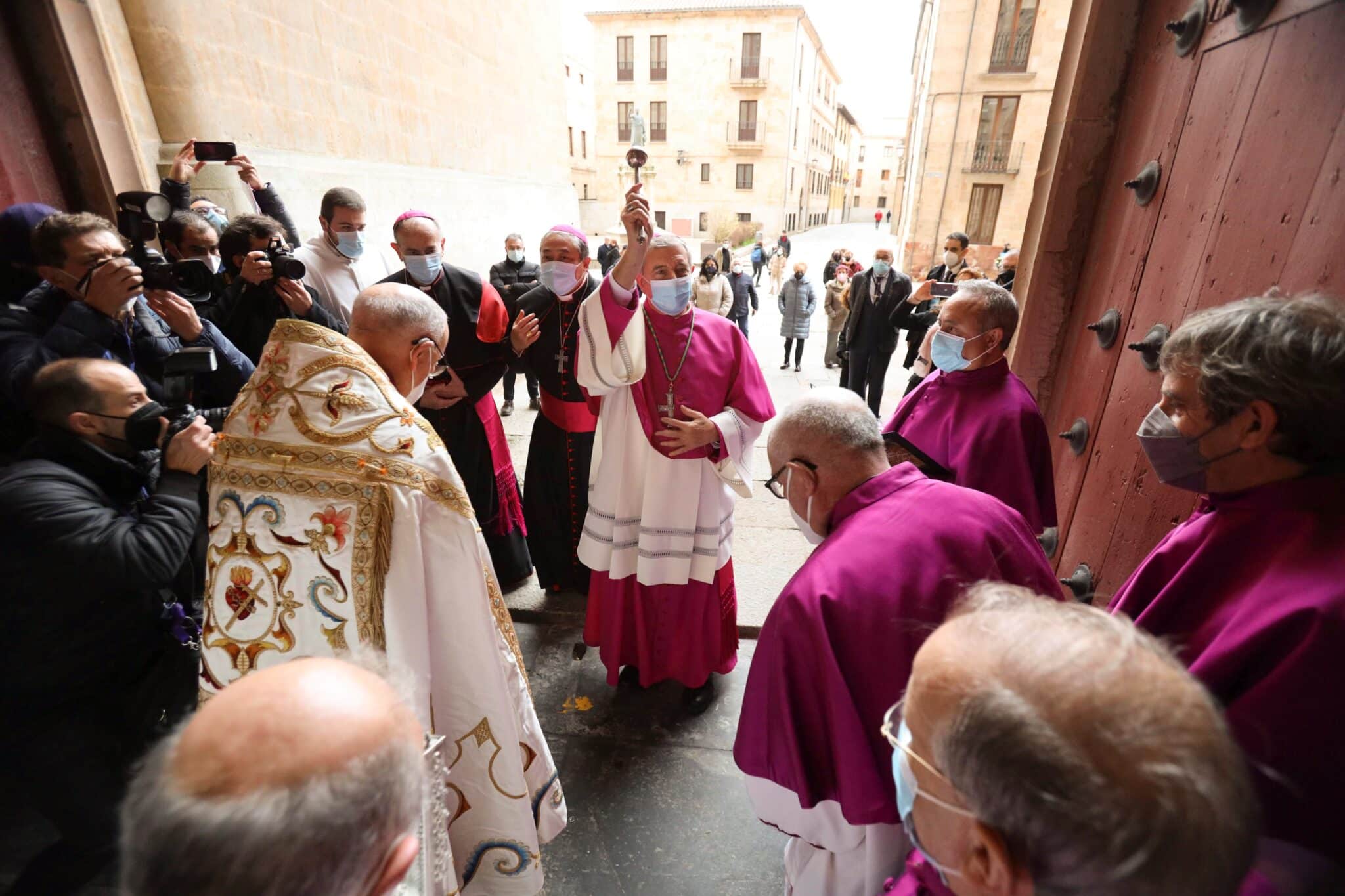 El nuevo obispo de la Diócesis de Salamanca, Monseñor José Luis Retana (c), toma posesión este domingo en la Catedral Nueva