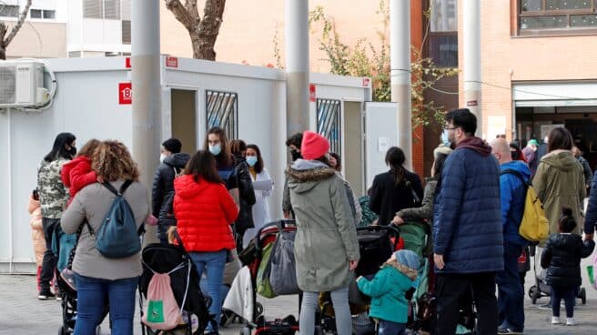 Cataluña supera los 25.000 muertos y vuelve a batir récord de contagios Varios padres con sus hijos esperan para realizarse TAR y PCR en el Centro de Atención Primaria de Villa Olímpica, en Barcelona