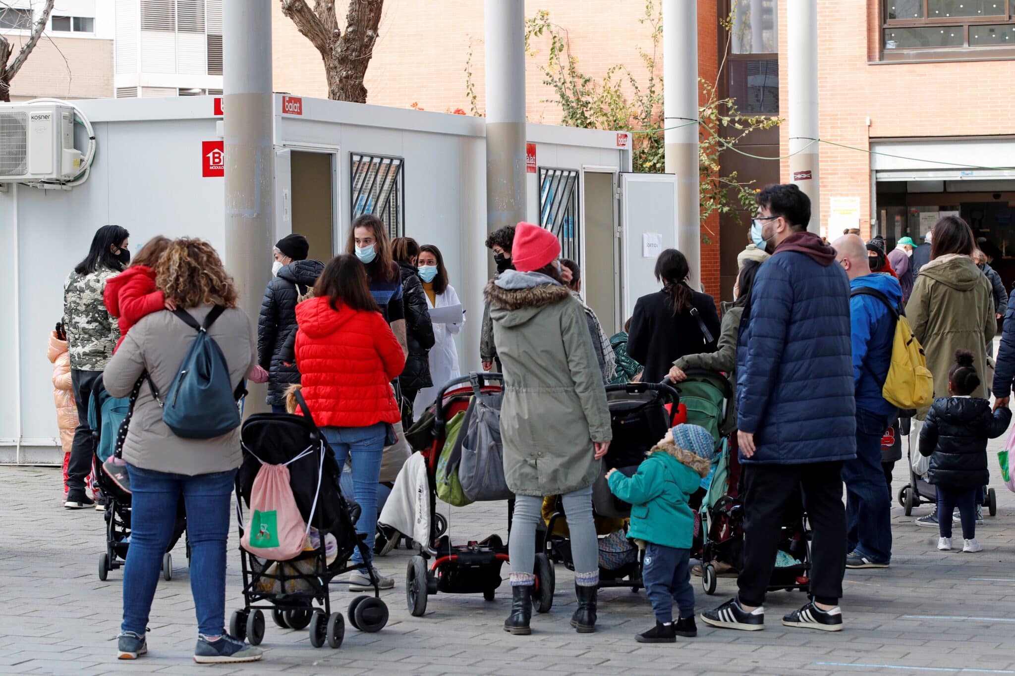 Varios padres con sus hijos esperan para realizarse TAR y PCR en el Centro de Atención Primaria de Villa Olímpica, en Barcelona