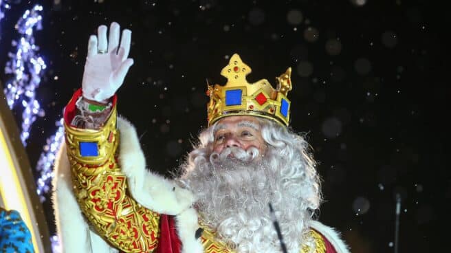 El Rey Melchor saludando desde su carroza en la cabalgata de Reyes de Madrid en enero de 2020
