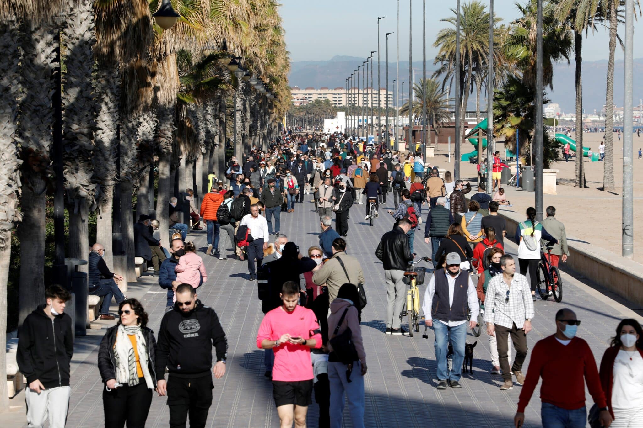 Cientos de personas pasean en la playa de la Malvarrosa de Valencia en el que los cielos en la Comunitat Valenciana durante el primer día de 2022