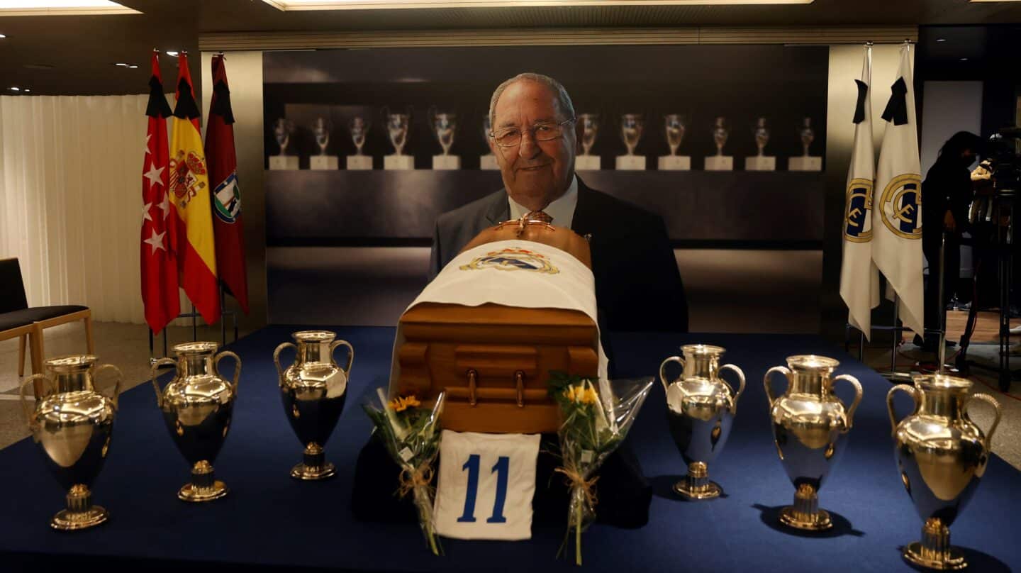 Aficionados y personalidades se despiden de Paco Gento en la capilla ardiente que el Real Madrid ha abierto esta tarde en el palco de honor del Santiago Bernabéu. Francisco Gento, 'La galerna del Cantábrico', exjugador del Real Madrid e internacional español y considerado el mejor extremo izquierdo del mundo en la historia del fútbol, falleció este martes a los 88 años.