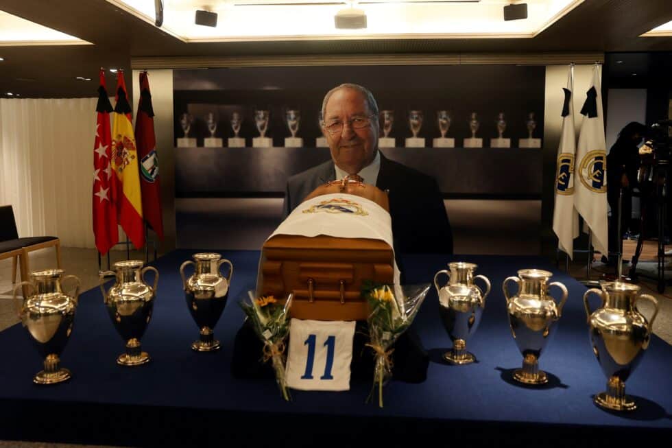 Aficionados y personalidades se despiden de Paco Gento en la capilla ardiente que el Real Madrid ha abierto esta tarde en el palco de honor del Santiago Bernabéu. Francisco Gento, 'La galerna del Cantábrico', exjugador del Real Madrid e internacional español y considerado el mejor extremo izquierdo del mundo en la historia del fútbol, falleció este martes a los 88 años.