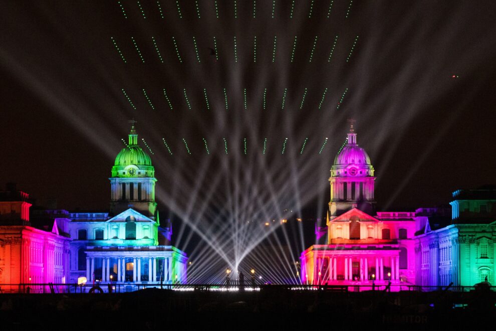 Láseres, drones y fuegos artificiales de Nochevieja iluminan el cielo frente al Royal Naval College de Greenwich poco después de la medianoche en Londres