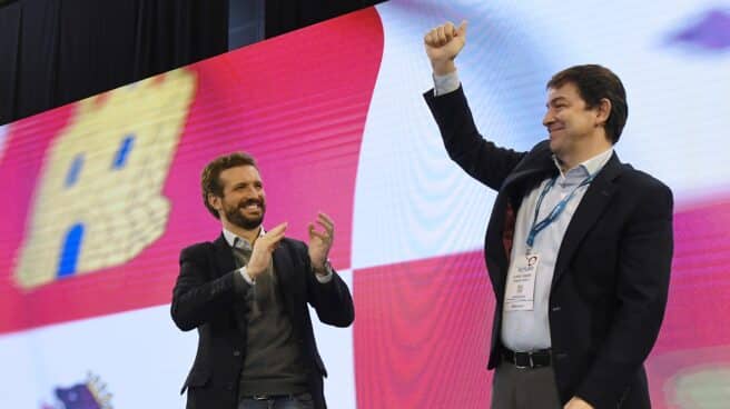 El presidente de la Junta de Castilla y León y candidato a la reelección, Alfonso Fernández Mañueco (d), es aplaudido por el líder del PP, Pablo Casado