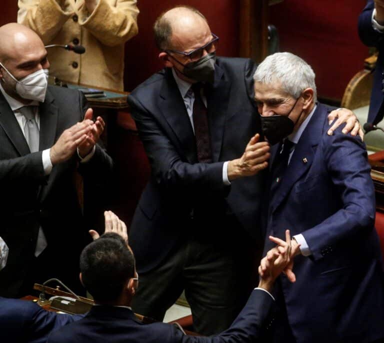 Italia se encomienda a Mattarella para que siga como presidente y evite así una crisis política