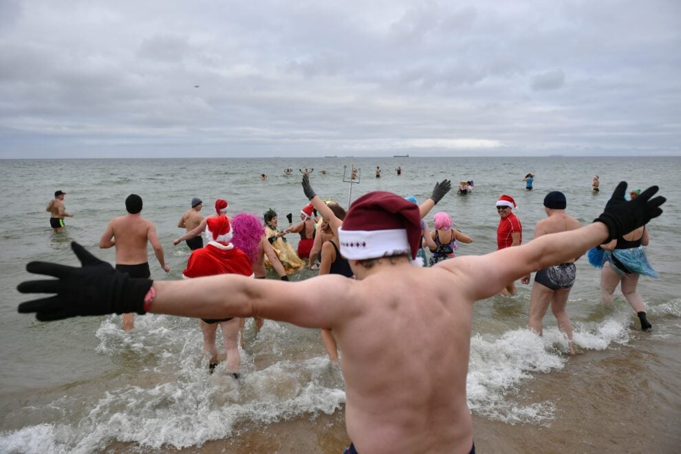 Los miembros del Gdansk Walrus Club se dan el primer chapuzón del año en el Mar Báltico cerca de la playa de Jelitkowo, Gdansk, Polonia