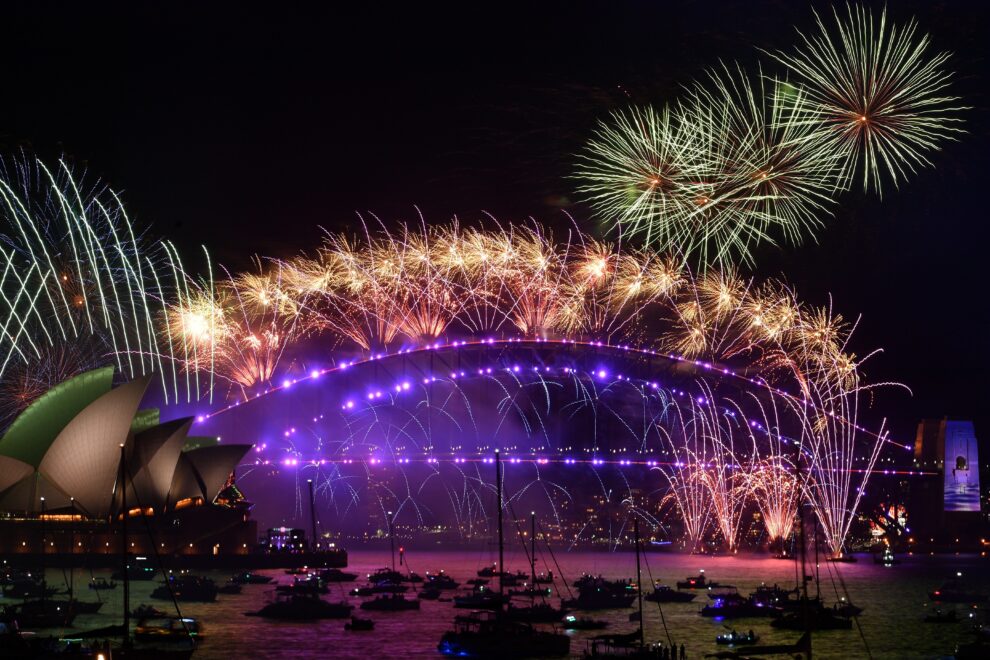 Los fuegos artificiales de medianoche se ven sobre la Ópera de Sydney y el Sydney Harbour Bridge durante las celebraciones de Nochevieja en Sydney, Australia