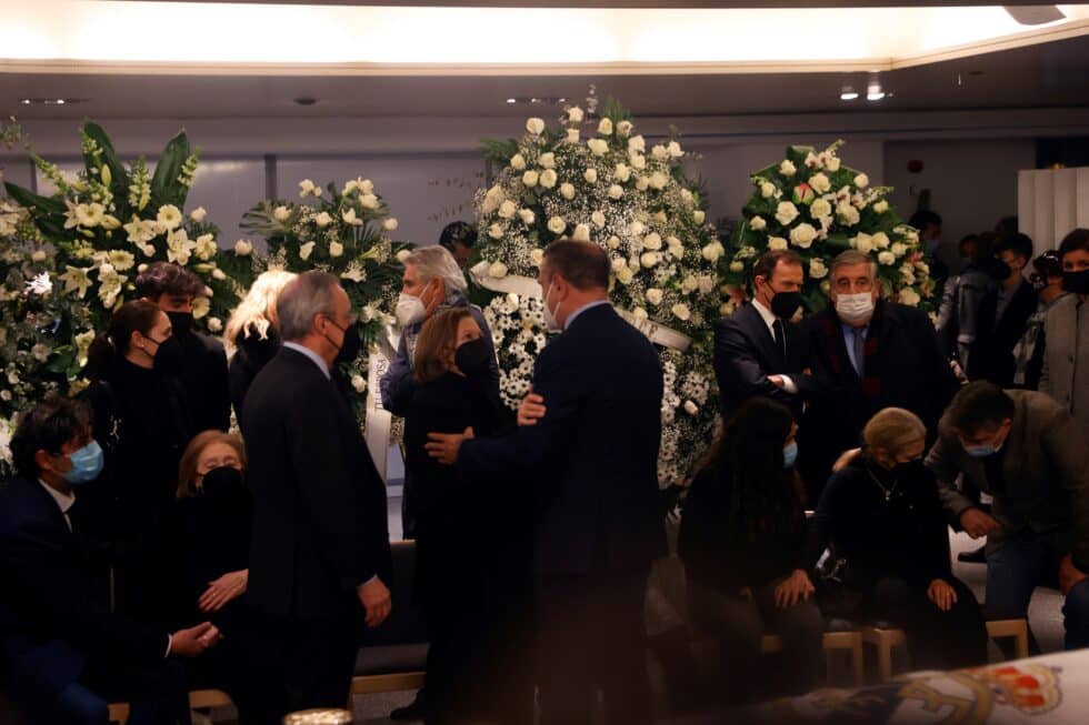 El presidente del Real Madrid, Florentino Pérez (c-i), junto a la viuda de Paco Gento, Mariluz (C)