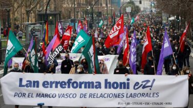 Bildu y los sindicatos nacionalistas corean en la calle: "¡Esta reforma es un atraco!"