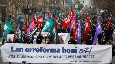 Bildu y los sindicatos nacionalistas corean en la calle: "¡Esta reforma es un atraco!"