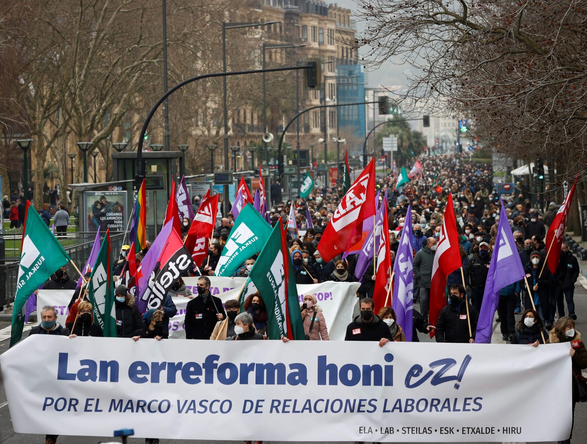 Bildu y los sindicatos nacionalistas corean en la calle: "¡Esta reforma es un atraco!"