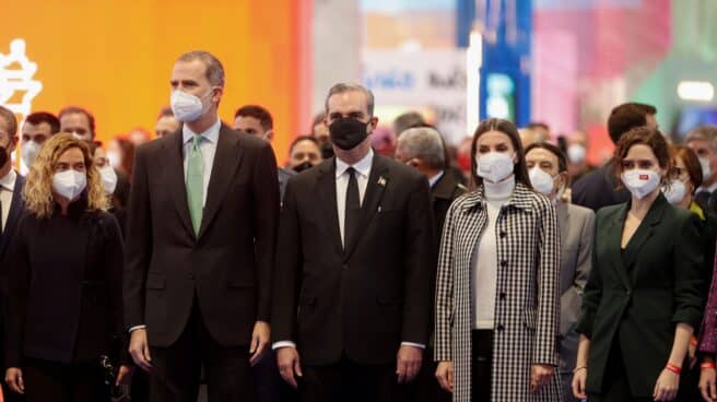 Los reyes de España Felipe VI (2i) y la reina Letizia (2d) posan junto al presidente de la República Dominicana, Luis Rodolfo Abinader .