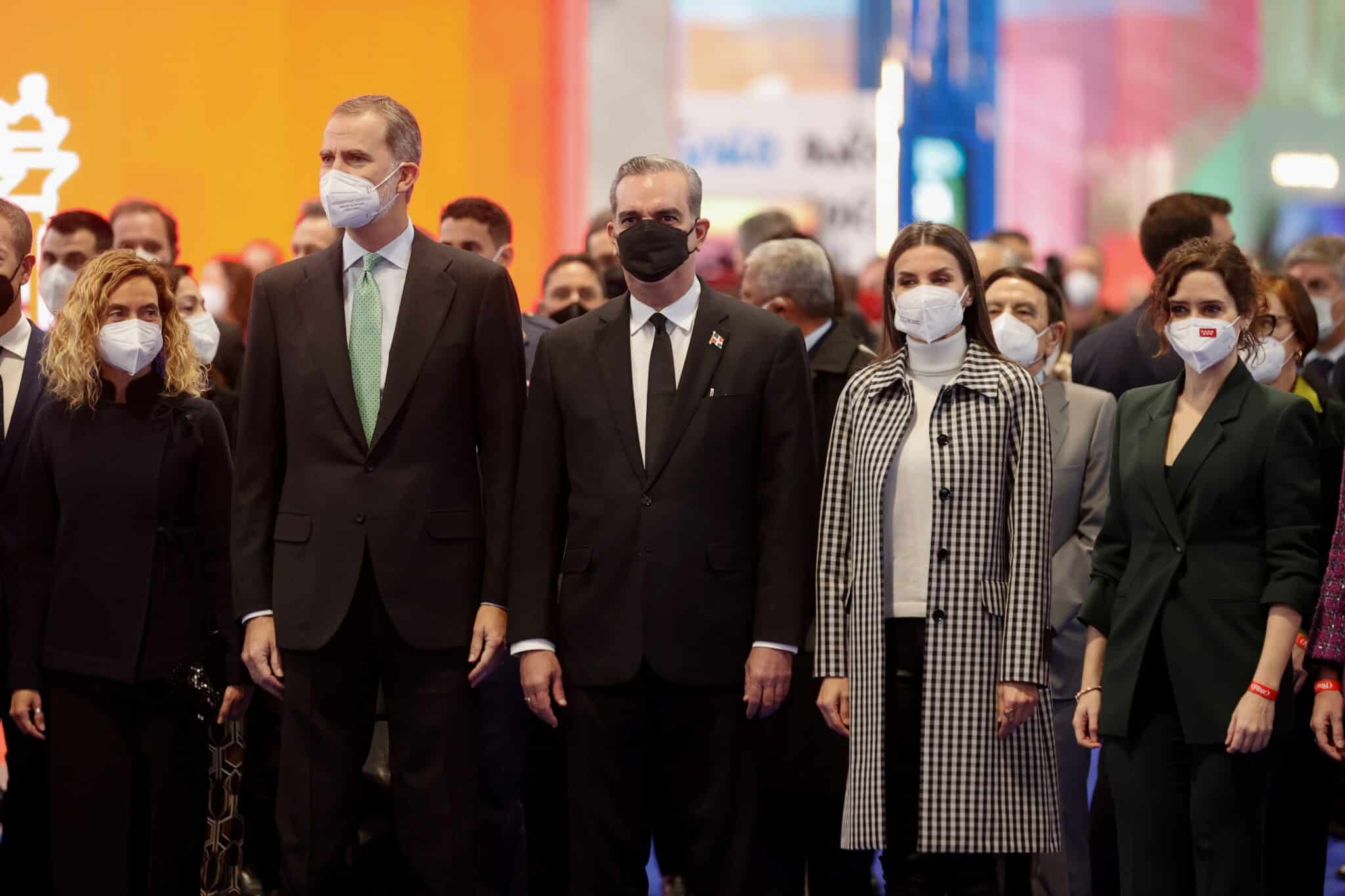 Los reyes de España Felipe VI (2i) y la reina Letizia (2d) posan junto al presidente de la República Dominicana, Luis Rodolfo Abinader .