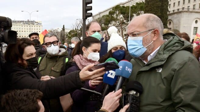 El candidato a la presidencia de la Junta de Castilla y León, Francisco Igea (d), hace declaraciones antes de participar este domingo en Madrid en una manifestación de protesta por la situación que sufre el mundo rural