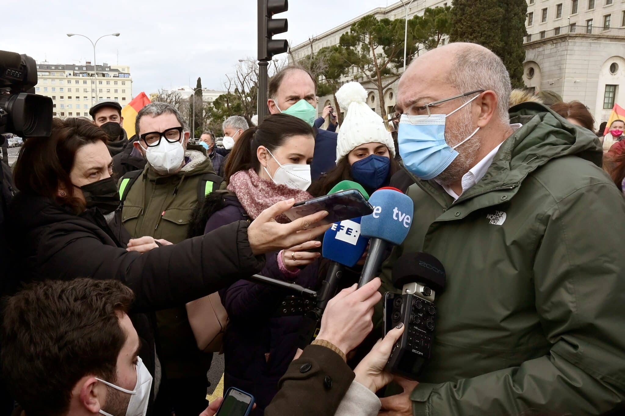 El candidato a la presidencia de la Junta de Castilla y León, Francisco Igea (d), hace declaraciones antes de participar este domingo en Madrid en una manifestación de protesta por la situación que sufre el mundo rural
