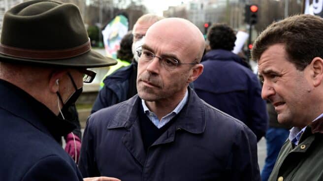 El portavoz de Vox Jorge Buxadé (c), participa este domingo en Madrid en una manifestación de protesta por la situación que sufre el mundo rural y sus actividades, especialmente las labores desarrolladas por el sector primario.