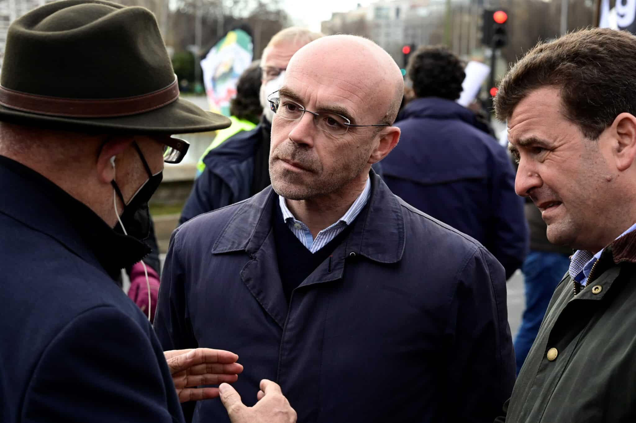 El portavoz de Vox Jorge Buxadé (c), participa este domingo en Madrid en una manifestación de protesta por la situación que sufre el mundo rural y sus actividades, especialmente las labores desarrolladas por el sector primario.