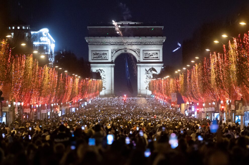 Los juerguistas celebran el año nuevo en los Campos Elíseos de París, Francia