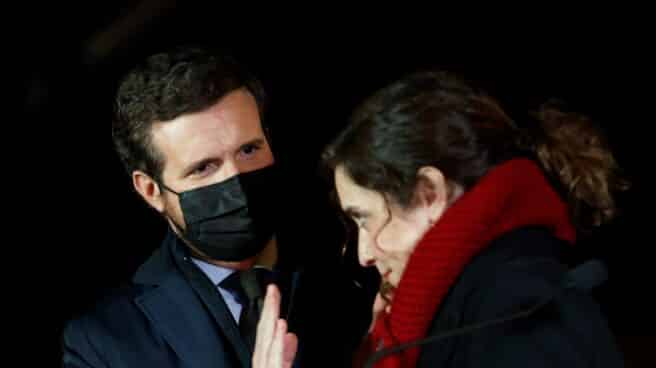 El líder del PP, Pablo Casado (d), aplaude el discurso de la presidenta de la Comunidad de Madrid, Isabel Díaz Ayuso (d). El líder del PP, Pablo Casado (d), aplaude el discurso de la presidenta de la Comunidad de Madrid, Isabel Díaz Ayuso (d).