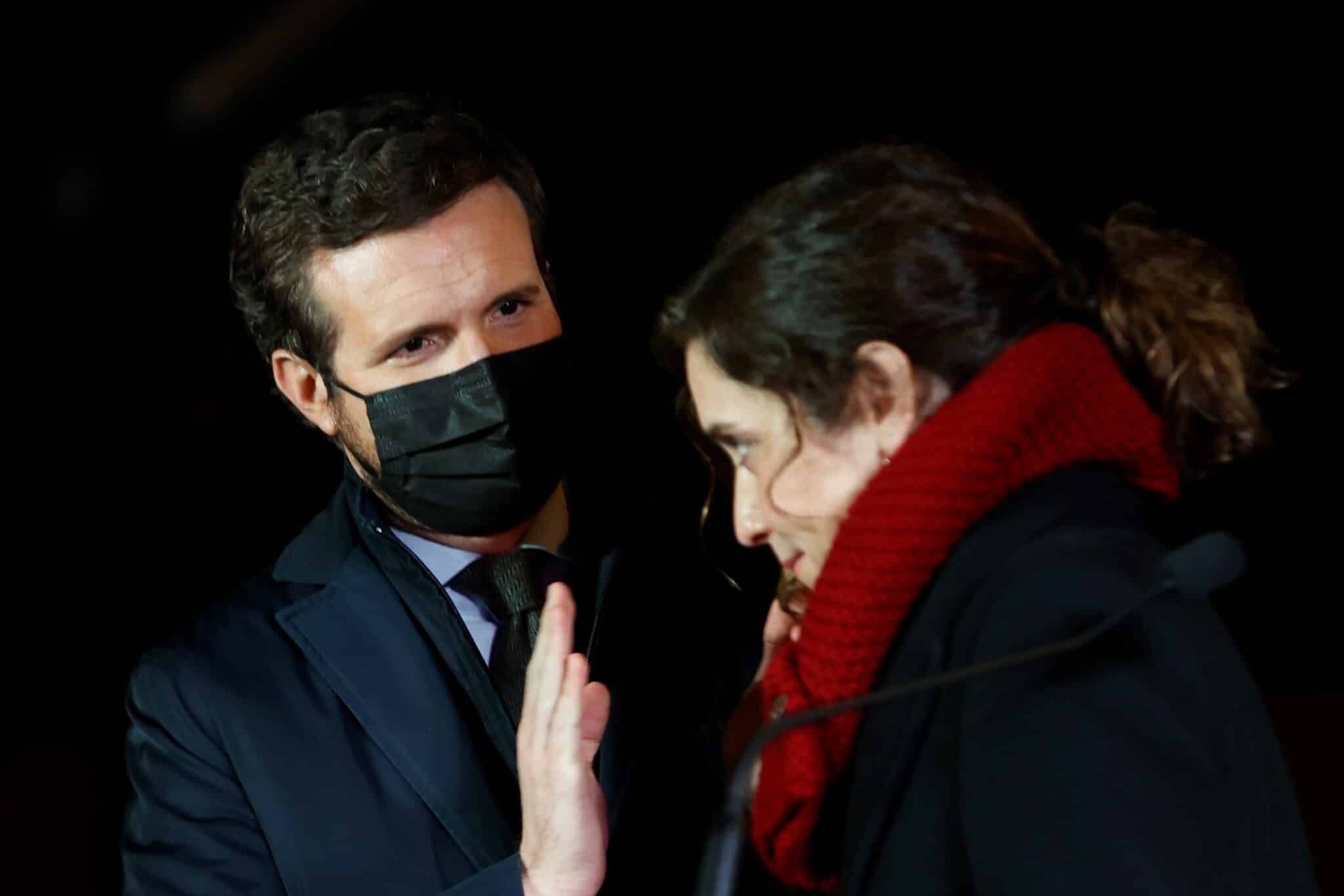 El líder del PP, Pablo Casado (d), aplaude el discurso de la presidenta de la Comunidad de Madrid, Isabel Díaz Ayuso (d).