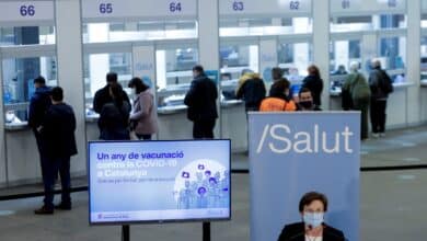 Cataluña pide que los positivos se comuniquen a través de las farmacias para no saturar los centros de salud