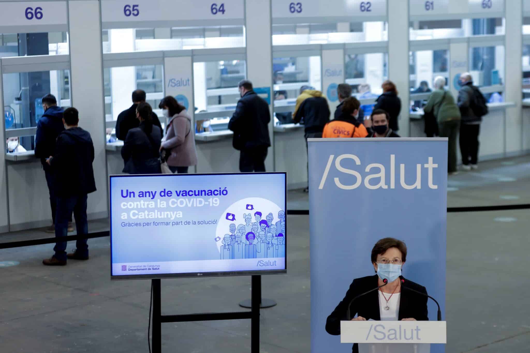 La secretaria de Salut Pública, Carmen Cabezas, durante la rueda de prensa ofrecida en el centro de vacunación instalado en la Fira de Barcelona