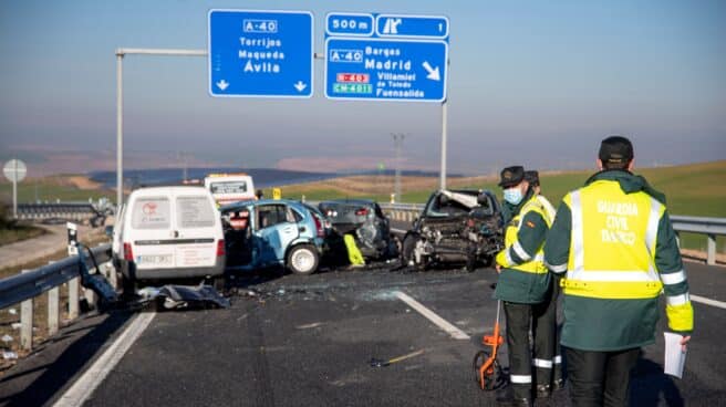 Agentes de la Guardia Civil examinan el lugar del accidente múltiple que se ha producido a la altura del término municipal de Bargas