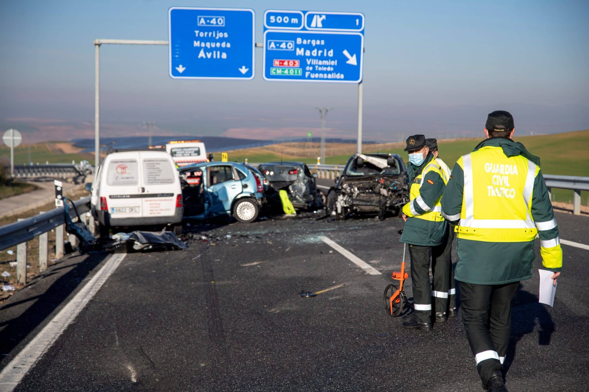 Agentes de la Guardia Civil examinan el lugar del accidente múltiple que se ha producido a la altura del término municipal de Bargas