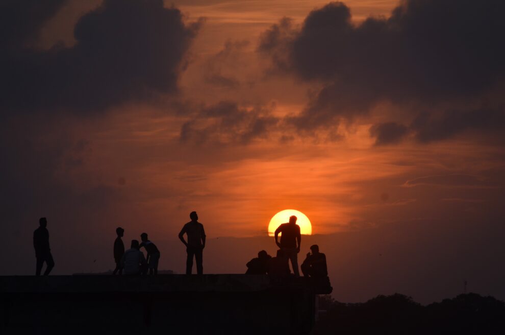 La gente mira la puesta de sol el día de Año Nuevo en Broken Bridge en Chennai