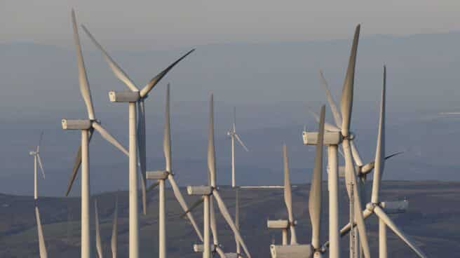 El Gobierno aprobará un suministro mínimo vital eléctrico y prolongará la suspensión del impuesto del 7% Vista general de los molinos situados en el parque eólico de Monte Faro, en Rodeiro