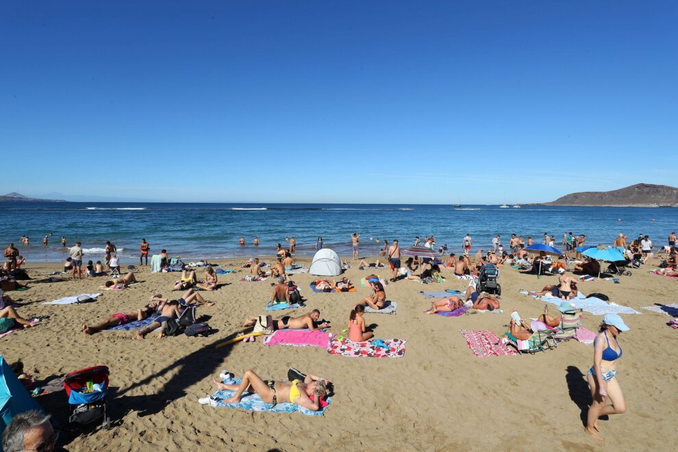 Miles de personas disfrutaron este sábado del primer día del año en la playa de Las Canteras, en Las Palmas de Gran Canaria, con cielos despejados, sol radiante y temperaturas entre 24 y 30 grados