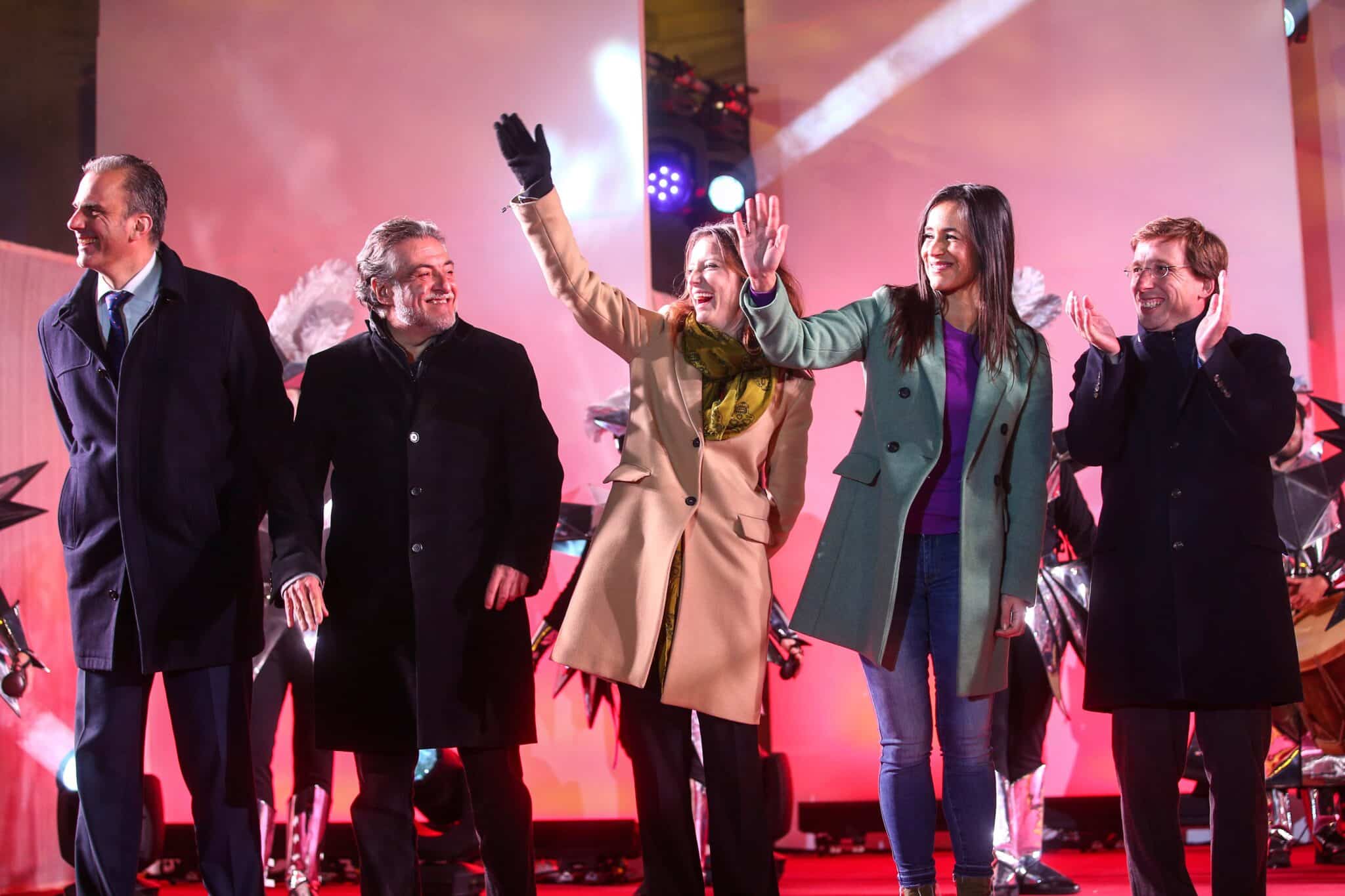 El alcalde de Madrid, José Luis Martínez-Almeida, la vicealcaldesa Begoña Villacis, la delegada de Cultura Andrea Levy, el concejal socialista Pepu Hernández y el concejal de Vox Javier Ortega Smith, durante la tradicional Cabalgata de los Reyes Magos en 2020