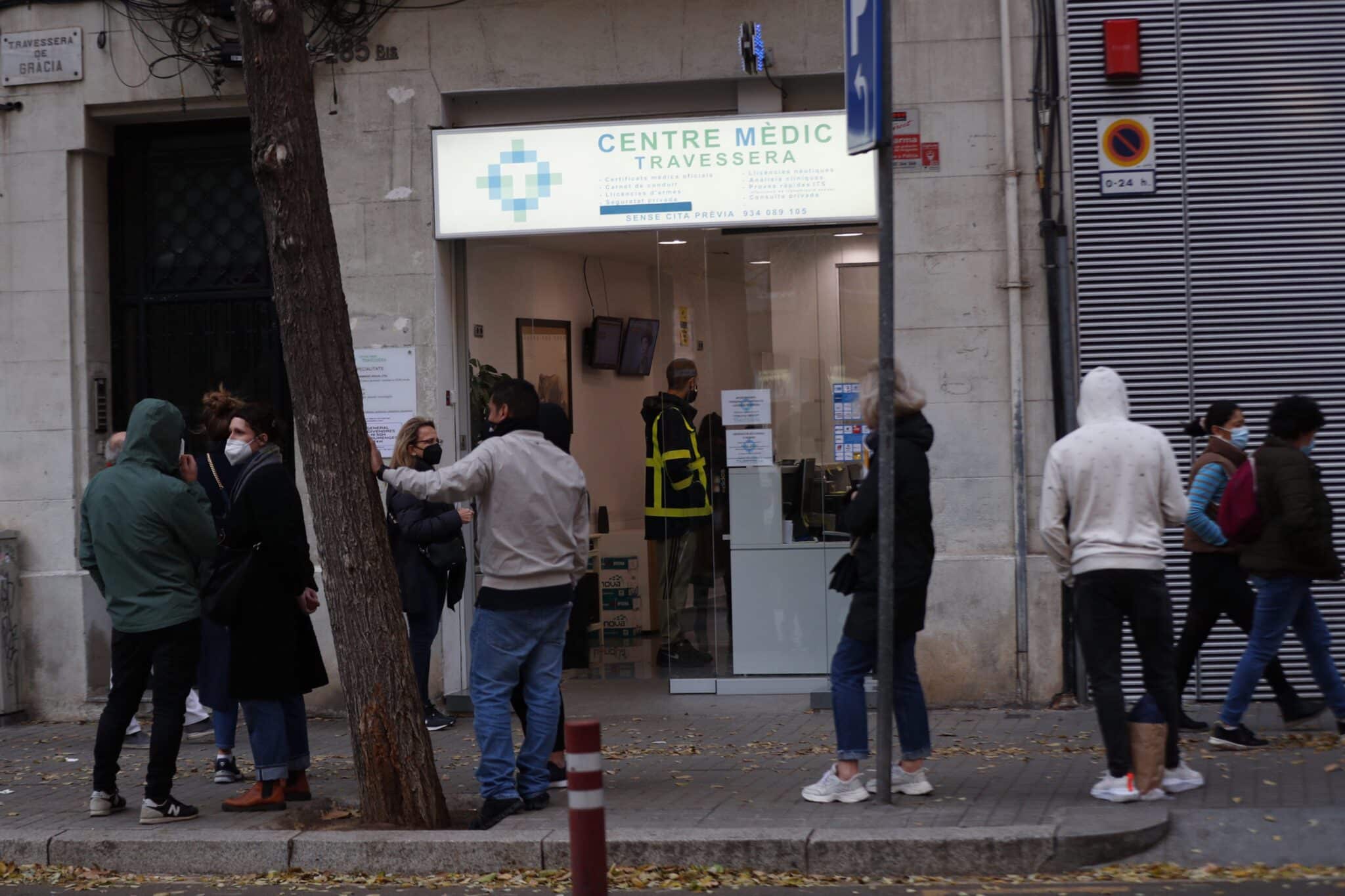 Colas en laboratorios privados tras la explosión de contagios de la variante ómicron hacerse test PCR.