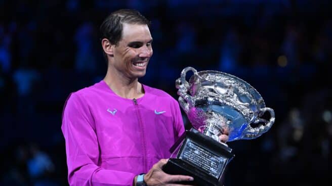 Rafa Nadal posa con el trofeo del Open de Australia, el 21 Grand Slam de su palmarés.