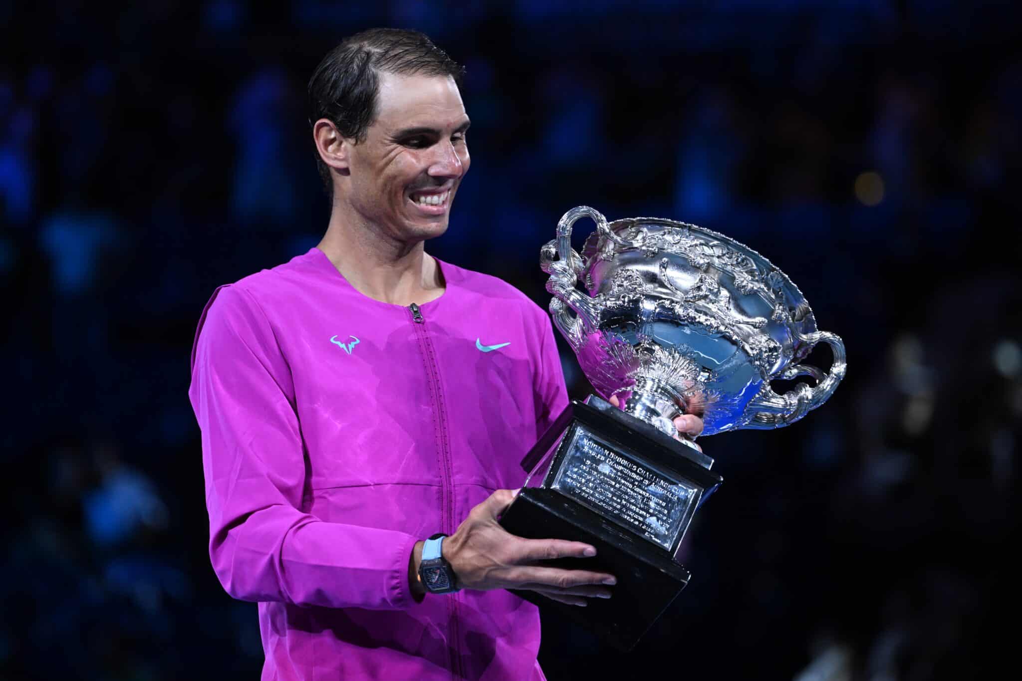 Rafa Nadal posa con el trofeo del Open de Australia, el 21 Grand Slam de su palmarés.