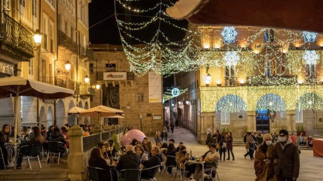 Varias personas sentadas este martes en una terraza de una cafetería en la Plaza Mayor, en Ourense