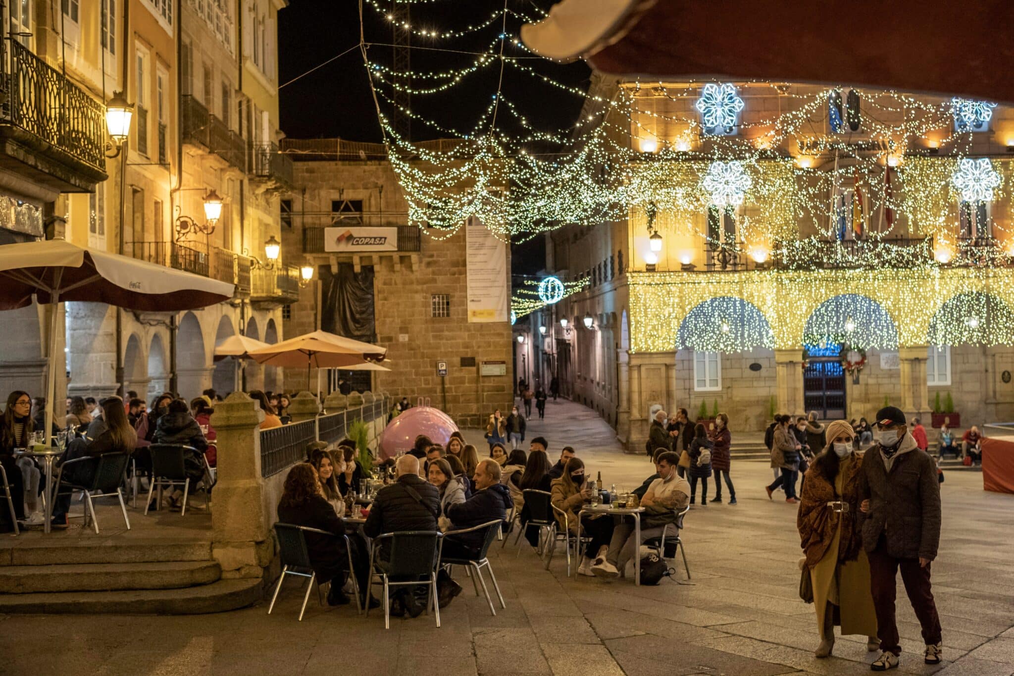 Varias personas sentadas este martes en una terraza de una cafetería en la Plaza Mayor, en Ourense