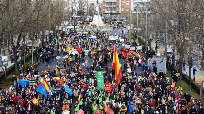 Miles de personas participan en una manifestación de protesta por la situación que sufre el mundo rural y sus actividades, especialmente las labores desarrolladas por el sector primario, hoy en Madrid.