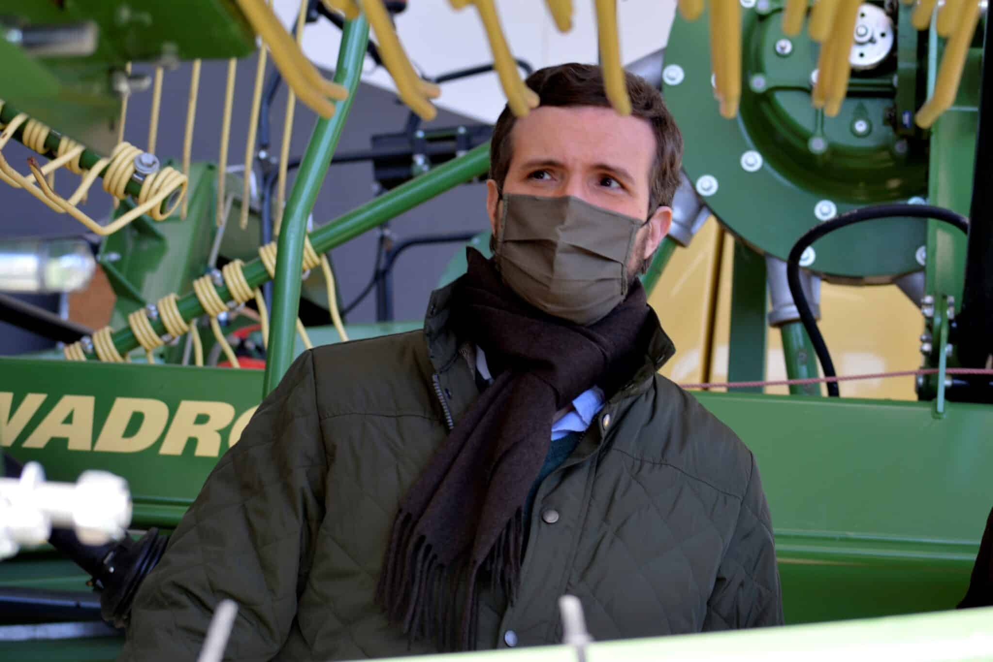 El presidente del Partido Popular, Pablo Casado, visita la empresa Farming Agrícola en Villamartín de Campos (Palencia), este domingo.