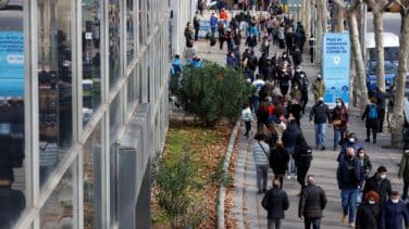 España suma 94.000 nuevos casos pero la incidencia empieza a descender