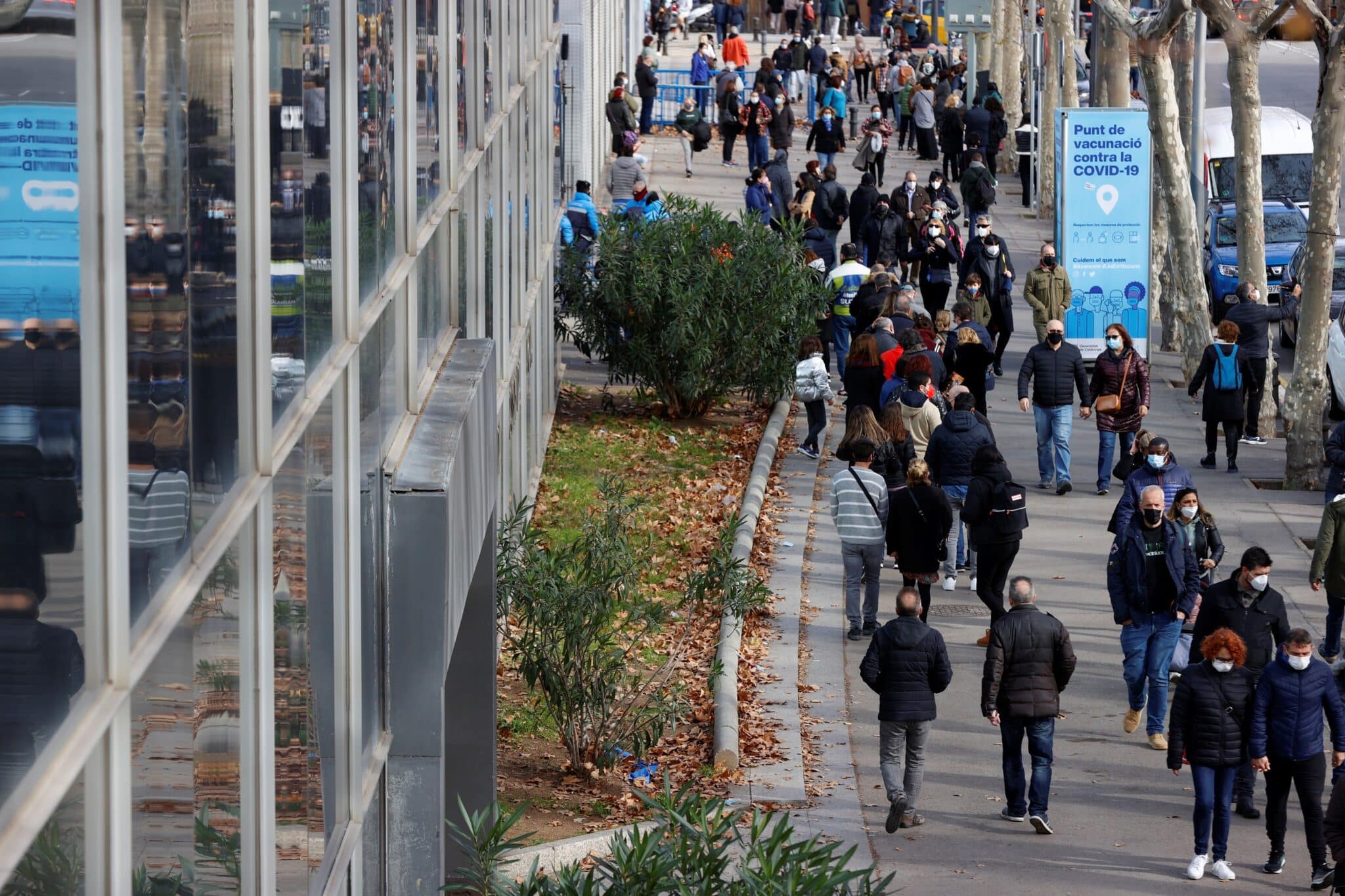 Colas para vacunarse contra la covid-19 ante el recinto ferial de la Fira de Barcelona donde se ha instalado un punto de vacunación