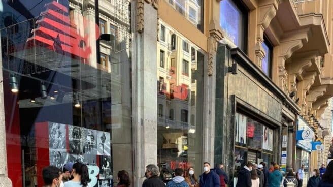 Colas en la tienda de New Balance en Gran Vía, en Madrid